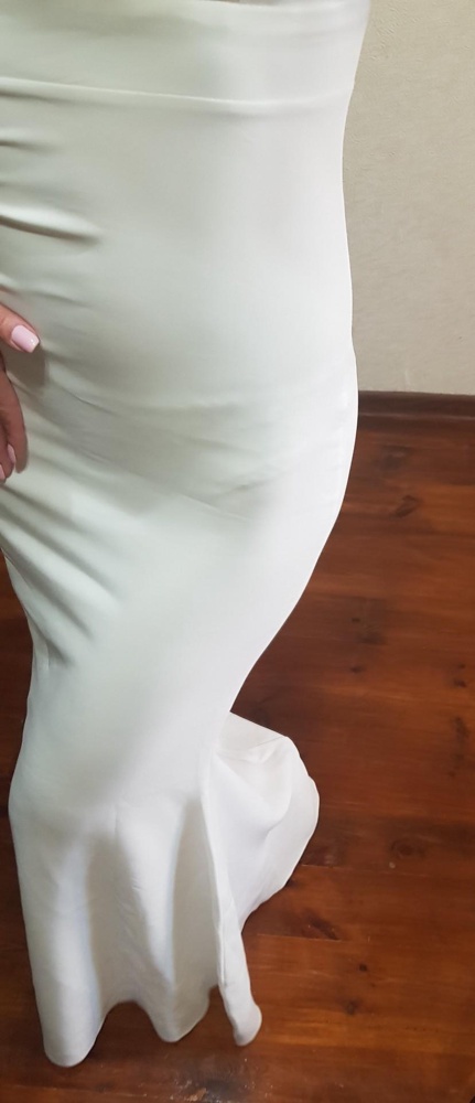 Ну очень сильно просвечивает. Ткань тянется на рост 180 см отлично. Если бретели спускать на плечи, то верх платья падает. В принципе задумка платья хорошая, но нужно было бы взять другой ткань и подумать над плечиками