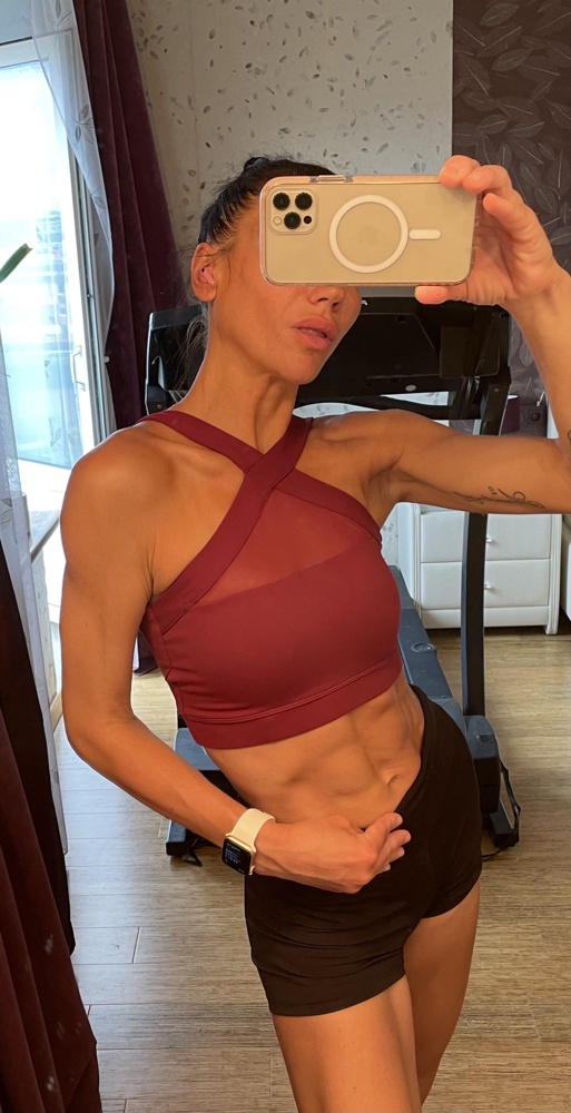 Потрясающе удобный и красивый! Отработала объёмнаю беговую в нем-не душит , не давит! Грудь не уменьшает-наоборот-пуши отличные🤙🏾. Элегантный/ сексуальный! Буду носить и как топ! Чёрный вообще огонь, заказала второй в другом цвете . Рекомендую . Пс чуть большемерит , на полразмера примерно. Не xs, а все же s ка