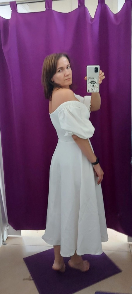 Это просто невероятное платье!Ткань плотная, не просвечивает. Элегантное. Как говорится чем проще тем красивее. Спасибо за такую красоту! Платье размер в размер. На 44 взяла М