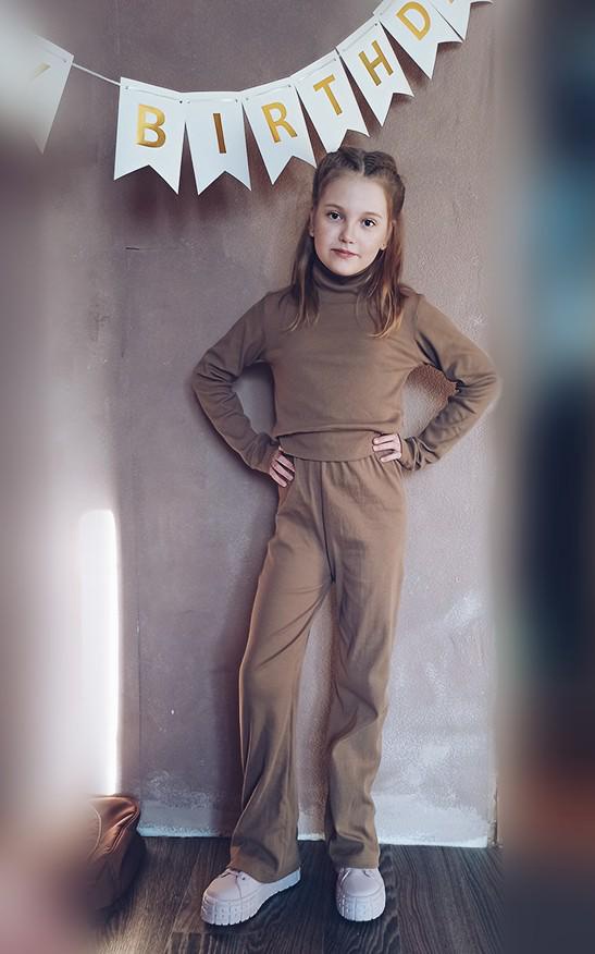 Высоким девочкам не советую заказывать, потому что даже на 167 см штаны коротки, при условии если их натягивать, чтобы облегало попу. Я нашла выход - отдала дочери, ее рост 150.На ней размер 42 чуть свободен. Верх буду носить иногда. За 1500 неплохо