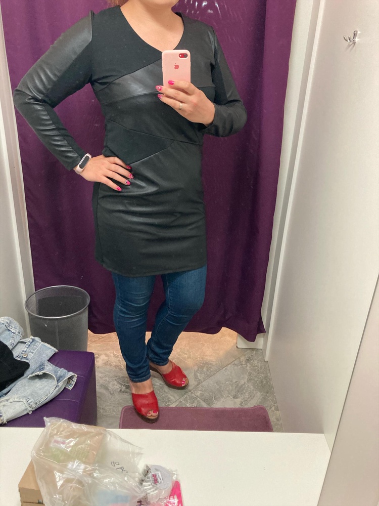 Отличное платье. Идёт в размер. Хороший вырез. Длина при росте 172 чуть выше колена. Ткань синтетика,но к телу приятная. Очень довольна покупкой. 