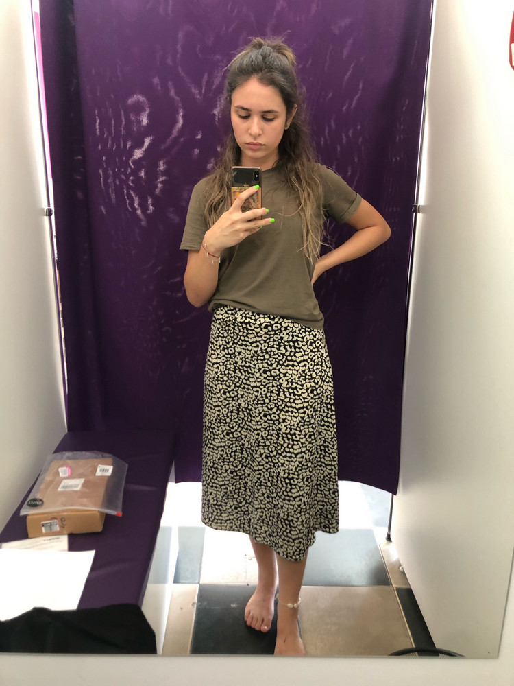 Юбка просто шикарная, я в восторге, заказала размер s , думала будет в притык оказалась немного свободной ( если что ношу обычно 42-44) , но не критично . В общем все супер , я в восторге 🥰