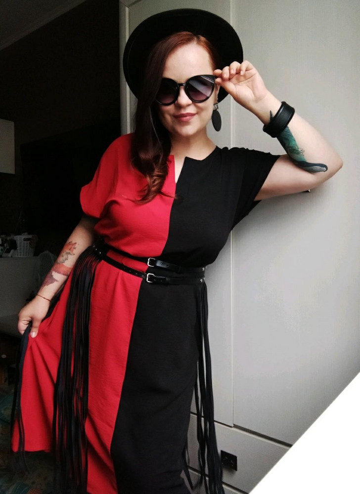 Один из лучших аксессуаров в моей жизни. Пояс выглядит шикарно и стоит своих денег. Надеюсь, прослужит подольше. На талию 84 см подошёл, но прям на грани. Пупсики, делайте ещё один размер на девчат плюс сайз) Упакован в зип-пакет, удобно хранить. Сам пояс перевязан ленточкой аккуратно. Продавец душка-милашка положил в подарок резинку для волос, да ещё и не колхозную. 
Бахрома - тренд этого сезона, а этот пояс - лёгкий способ стать стильной. 
Спасибо за такую возможность 🖤