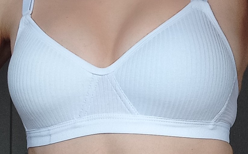 Смотря на отзывы после заказа переживала, но нет пришел именно такой как был на фото до этого что сейчас у продавца. Качество отличное, сел как влитой. Ожидание-реальность совпали💯