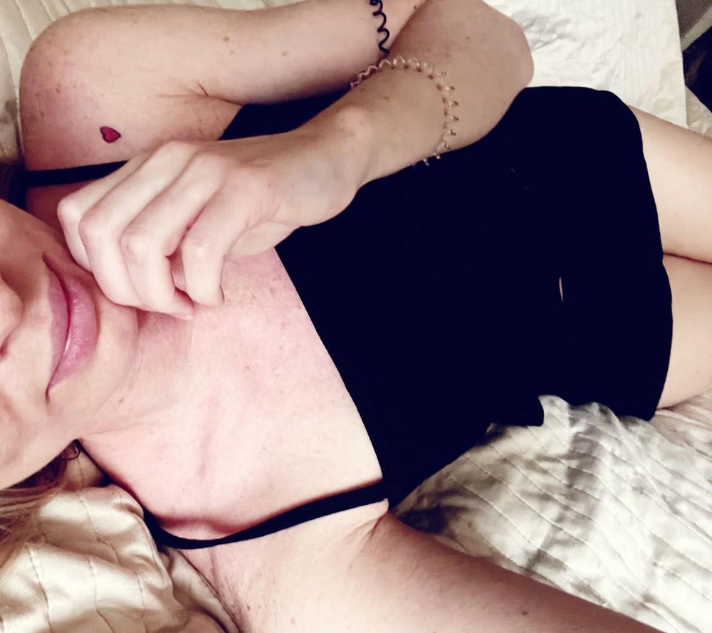 Купил девушке, чтоб надевала, когда остаётся у меня с ночёвкой.. А она осталась у меня жить)) спасибо за пижамку  🤗