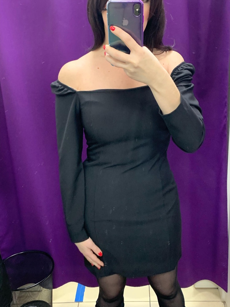 Привет ! Платье из тонкого полиэстера .  В целом неплохо смотрится . У меня отказ - не подошло , сильно облегает . 