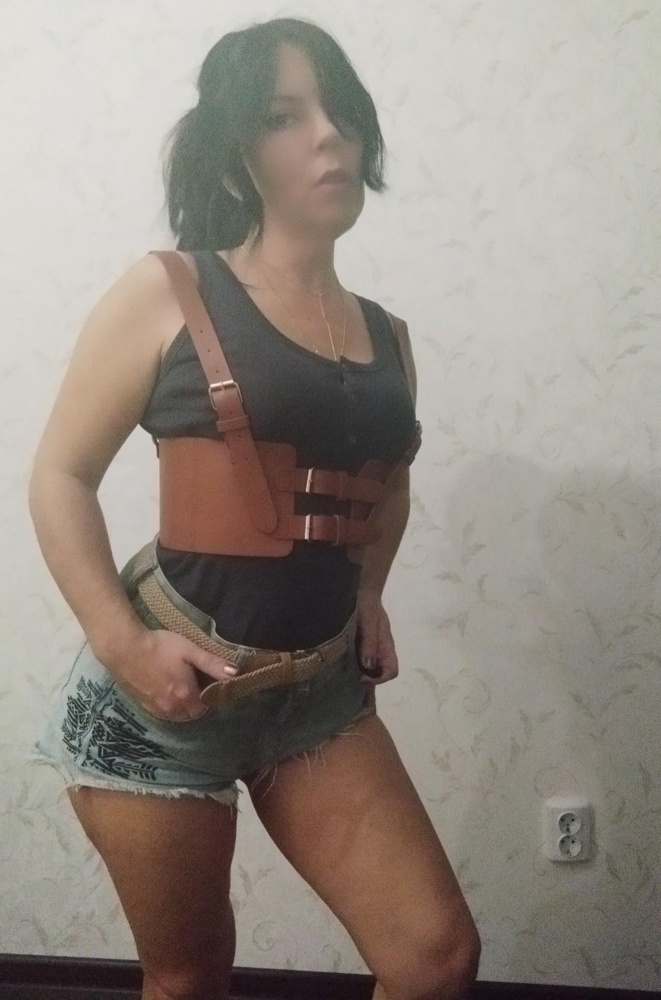 Очень понравилась портупея. Выполнена хорошо, качественно, нитки не торчат, сшито ровно, симметрично, резинка на спине плотная, тянется хорошо. Подойдёт и для строгого образа, и для романтичного, и для озорного. Очень хорошо поддерживает осанку, что тоже немаловажно 😅.