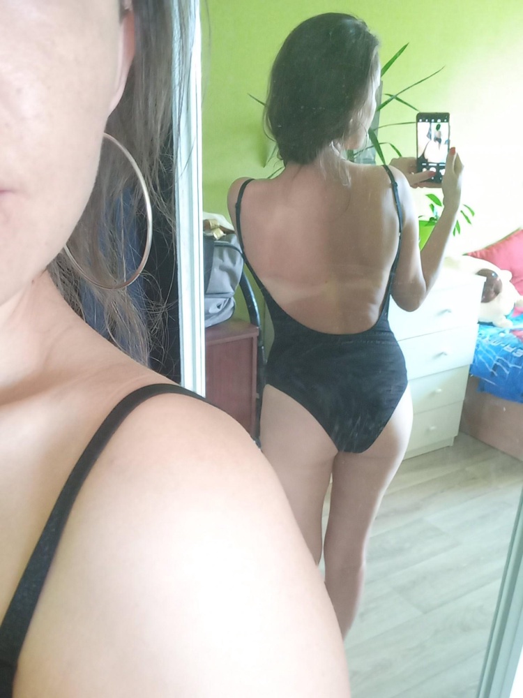 Лёгкий, мягкий, к телу очень приятный, я очень довольна покупкой, спасибо