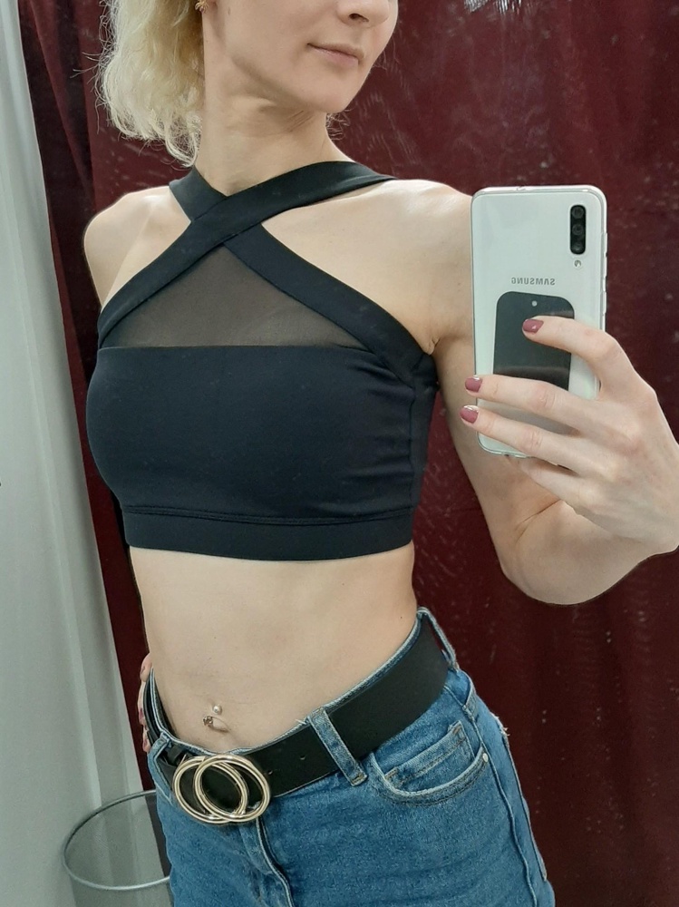 Божечки!!! 😍😍😍Какой он классный!!!🤤 
Он круто, стильно смотрится! Плотный материал, плотно сидит!👍 Чашечки приличные, не тонкие! На фото видно как с ними и без... Об.гр. 80, об.т. 62 взяла XS, хорошо сел, но одно НО☝️
Перекрест лямок впереди при движениях сильно давит на шею, дискомфорт! Либо лекало не моё, либо размер! 🤷🏼‍♀️Перезаказала на S-ку, очень надеюсь, что не будет велик в других местах!!!🙏 Очень хочу этот топ!!!😍 Напишу потом про S 😉