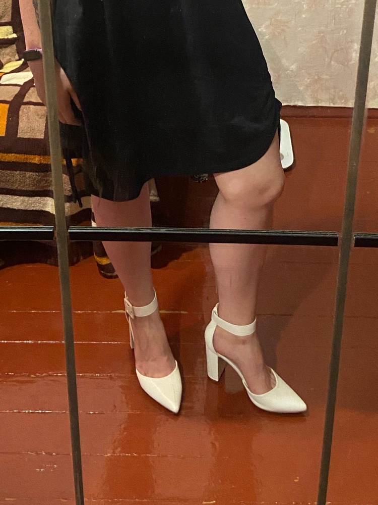 Стильные и элегантные туфли, без дефектов, все мои оценили положительно😌Заказывала 2 разные модели у этого бренда. И именно эти больше к сердцу легли ❤️‍🔥Единственное, туфли были в ужасной коробке, которая держалась на скотче, внутри только 1 упаковочный мешочек, но хорошо что хоть пыльник и ложка на месте. Очень печалит такое отношение к товару со стороны покупателей и службы доставки ВБ. 