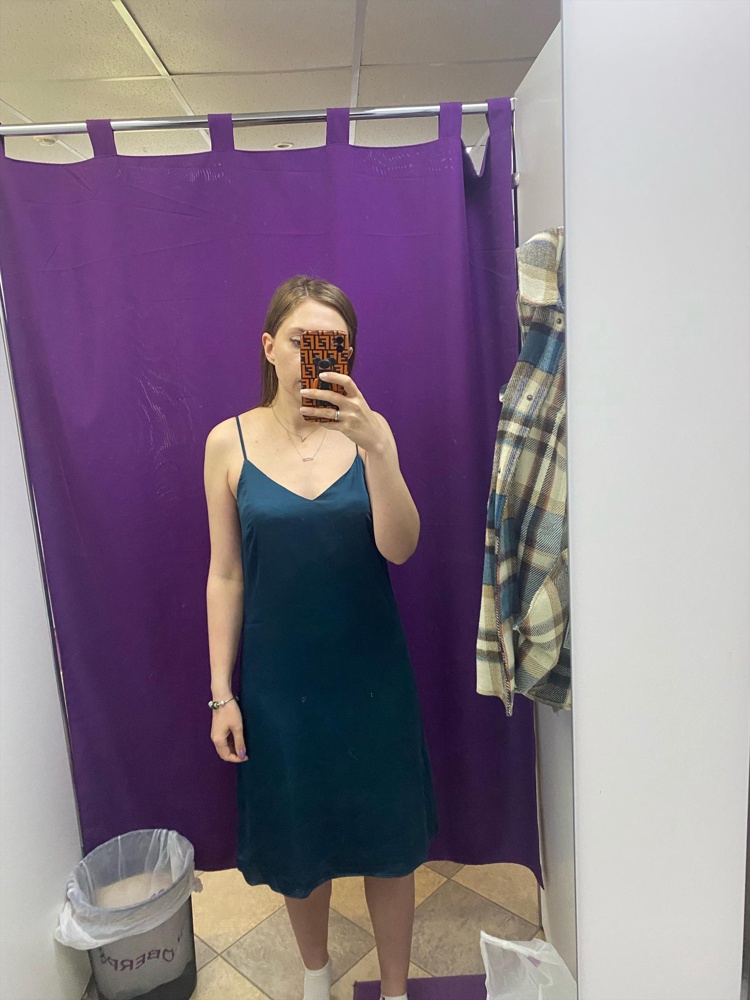 Заказала изумрудные платья , а пришли синие 