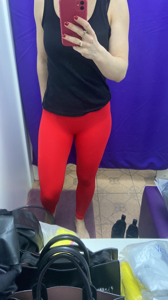 Они идеальны! Я примеряла их в ЧЁРНОМ бесшовном белье и ничего не просвечивает, они комфортные. А телесные стриги так там вообще и под лупой будет не разглядеть. Для сравнения приложу лосины другого продавца, примеренные спустя пару минут после этих)))