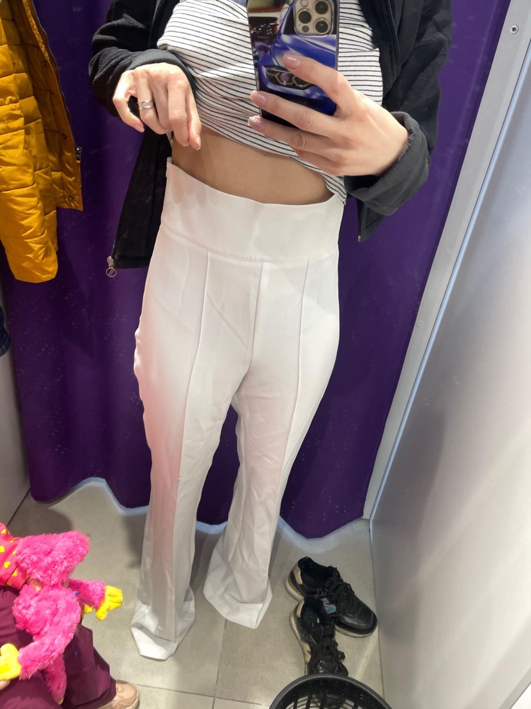 Брюки не соответствуют размерной сетке. Мои параметры 92-60-93 размер S на мне висит будто это 46... да длинные, но не проблема продшить. Во всем остальном... жаль. Очень странная модель. 