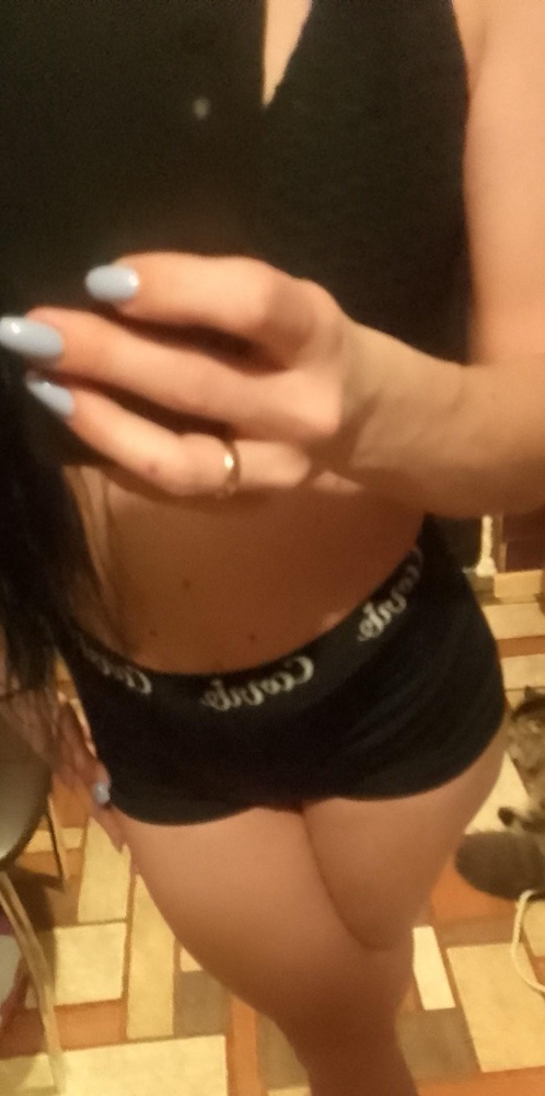 Большинство пишут в отзывах - что якобы ластовина узкая, я с этим поспорю, так как мне не узко, наружу ничего не вываливается, заниматься удобно, материал тянется и удобен для танцев. И качество хорошее.