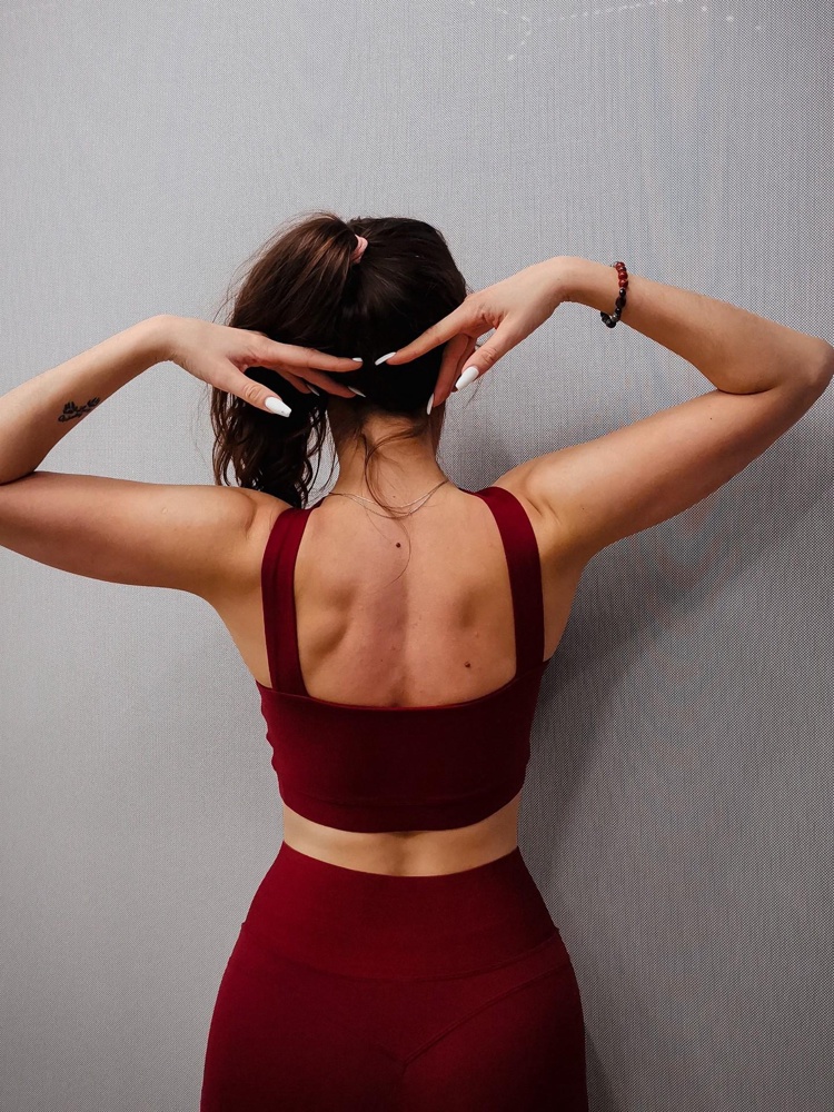 Топ не только в зал. Отличный вечерний вариант. Обхват груди 86 размер S идеален.
Тренироваться тоже комфортно в нем. Этот топ - любовь. Есть ещё и в чёрном цвете. Оба обожаю 🖤❤️