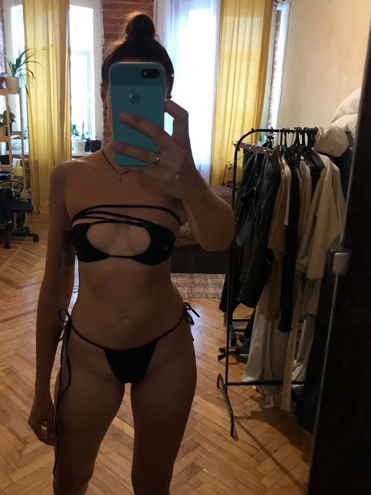 Классный! Только слишком длинные нитки и много вариаций его надеть, если на пляже переодеваться - рискуете надолго застрять в кабинке😄 так что завязывать его тренируйтесь дома 