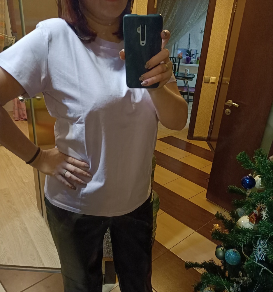 Я между размером 50-52,размер 52 сел хорошо,не обтягивает,длинновата слегка,ткань плотная хлопковая.Довольна.