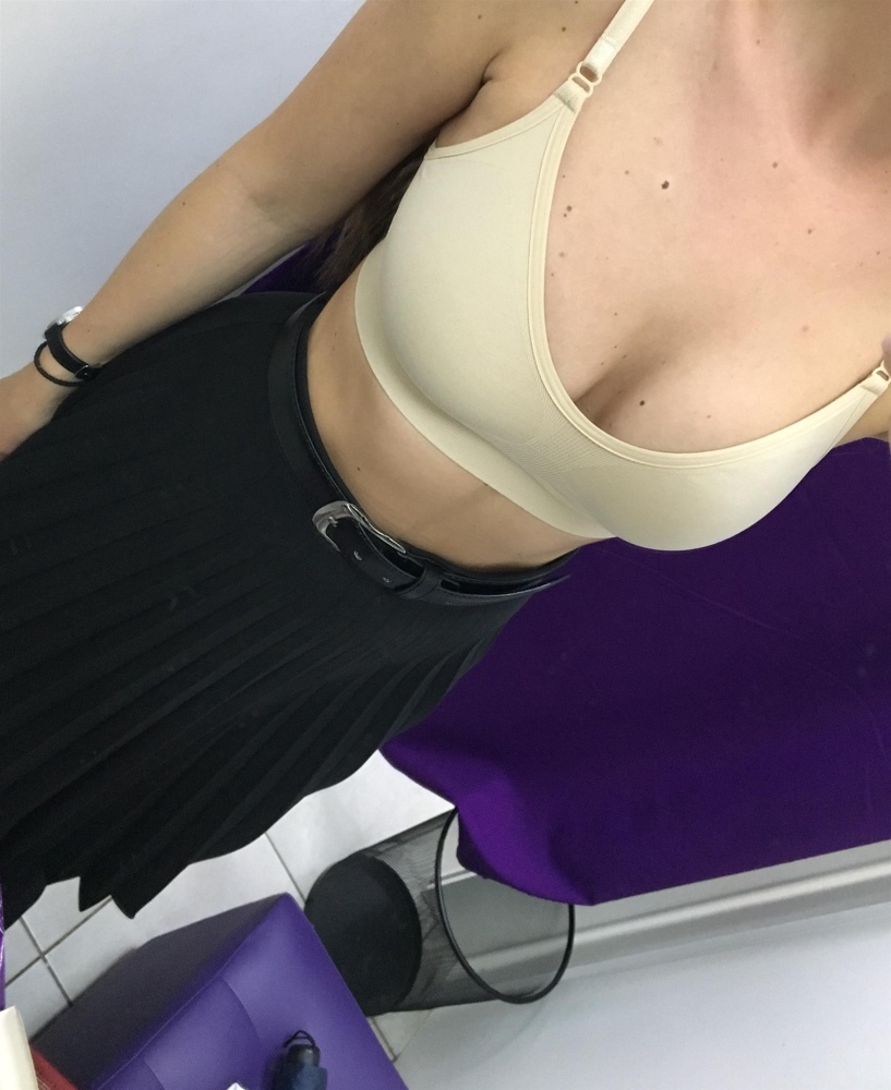 Заказала, потом начала читать отзывы, думала что уже все, провал. Но оказалось что топ подошёл идеально! На ОГ 90 ОПГ 72 сел как влитой, только вкладыши вытащила. Сидит плотно. Качество прекрасное. Под прозрачной блузкой выглядит как маечка. Ничего нигде не торчит. Поддержка небольшой груди отличная. Спасибо ! Наверно буду заказывать ещё в чёрном цвете ) 