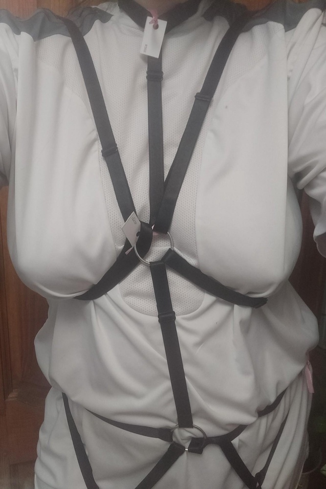 Такая классная. Думала не разберусь что да как. Оказалось есть подсказки)) спасибо продавцу. На счёт этого молодцы. Приятная портупея, тело не трёт. Качественный материал не воняет и регулируется. Вещь которая в отношениях пригодится)для разнообразия