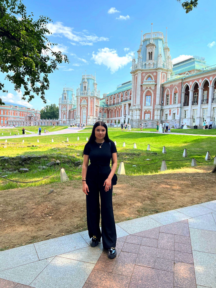 Костюм очень хороший, качество понравилось. Не сильно плотный, но если часто стирать, то появляются небольшие катышки(( на рост ~160 немного длинные штаны, но это можно исправить!!! В целом все отлично, чёрный цвет не просвечивает👌🏽🥰