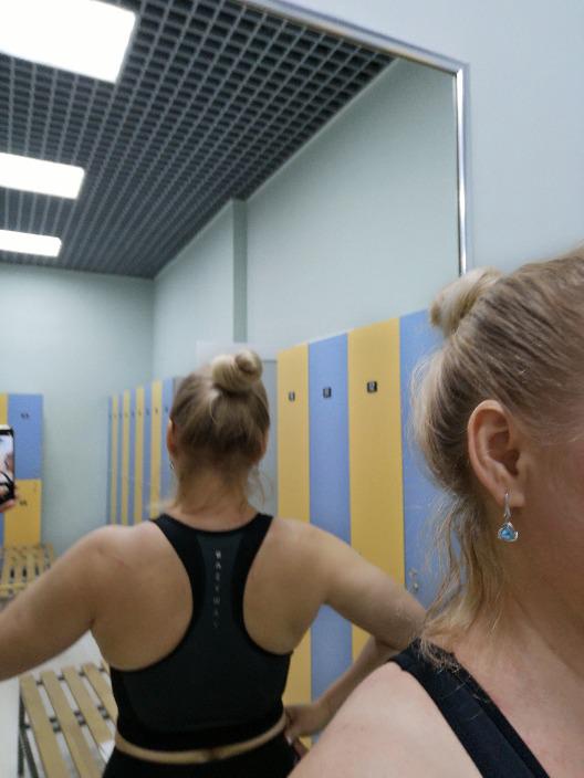 Классный, из многих стал любимым, тк держит хорошо при беге, большую грудь собирает и не делает плоской. 
Я Объём под грудью 79, обьем груди 97, М села идеально(1628р)закажу ещё один на смену, тк пока он лучший. Советую к примере девушкам с формами, тк нам всегда сложно подобрать, чтобы удобно, функционально и симпатично. 



