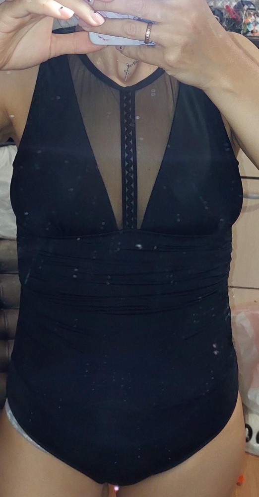 Хороший Купальник с приятным подарком. Без утяжки, тонкий.