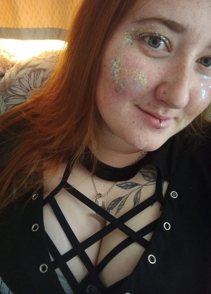 Дешовый конечно но смотриться хорошо