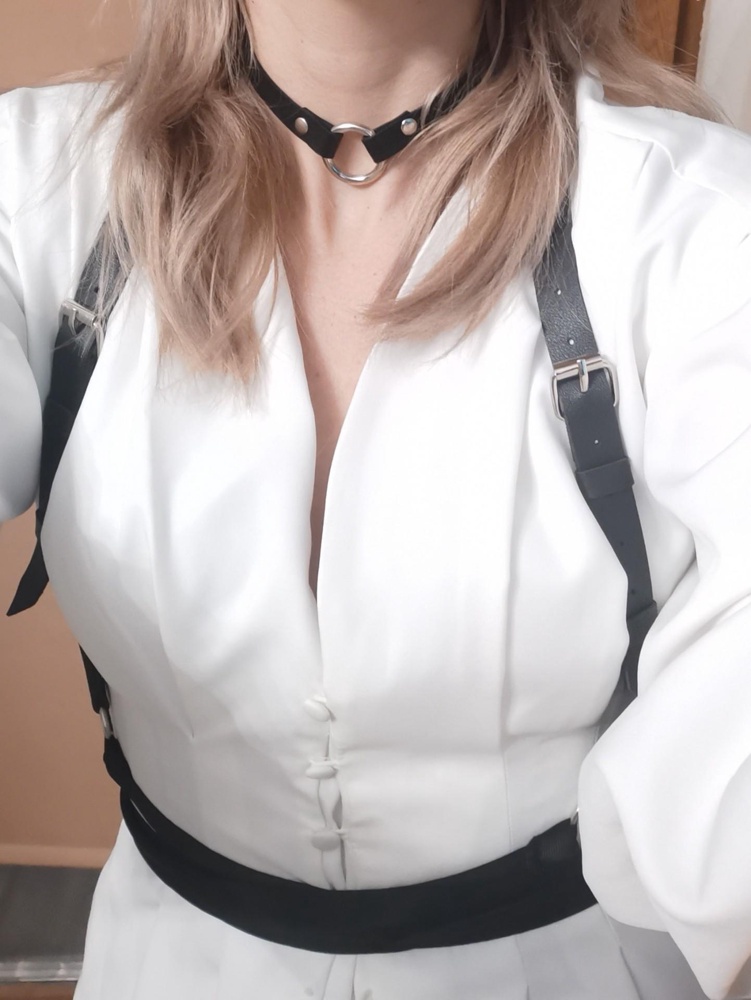 Качественная портупея, лента на поясе идеально для платьев. Чоккер в подарок прислали