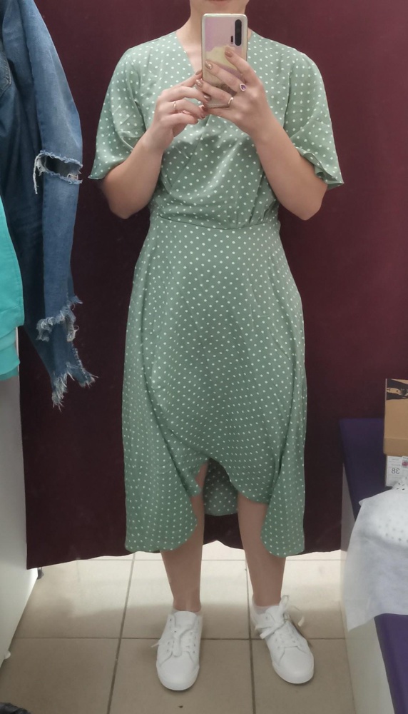 Оно очень сильно электризуется. Невозможно в таком ходить, а белое просвечивает. Мне вообще не понравилось. И цена конечно завышена