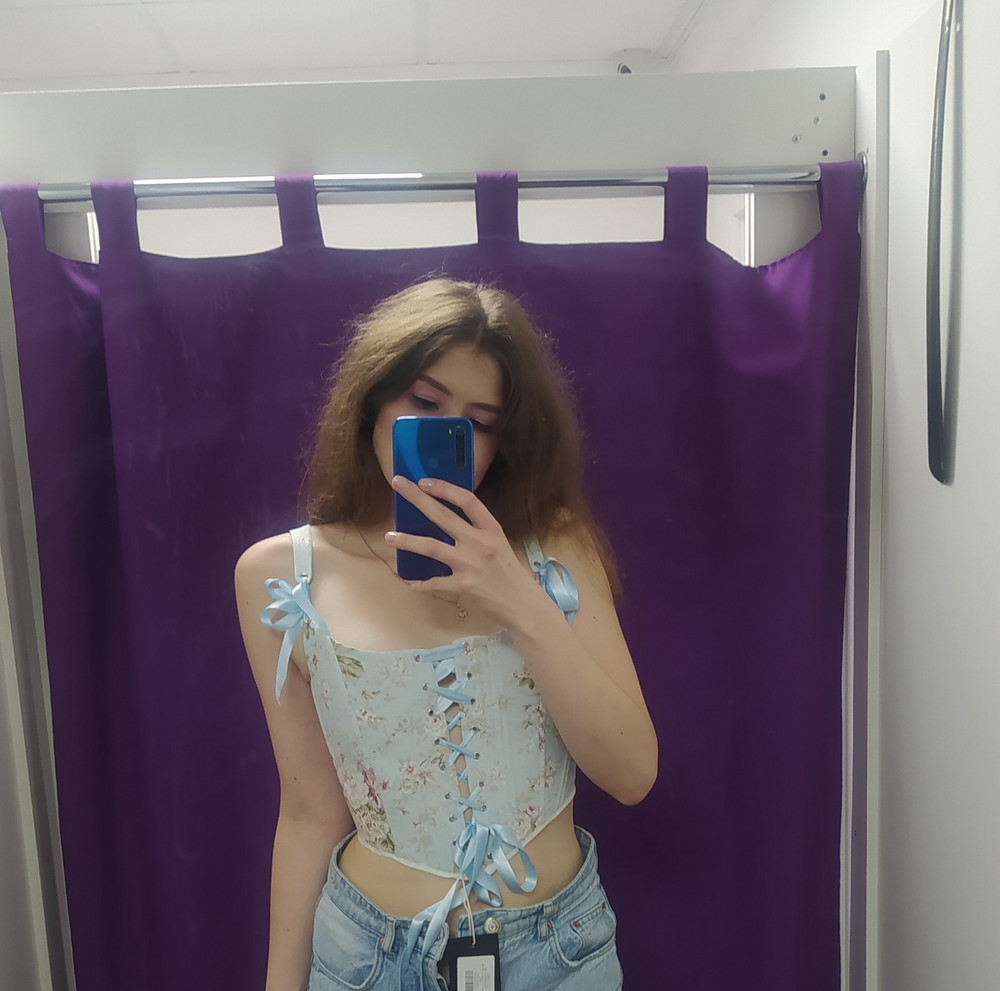 Отличный корсет. Не взяла в первый раз, т.к. был грязноват. Заказала ещё раз - пришли не тех цветов, в третий - пришел на размер меньше.
Надеюсь, что 4 попытка будет удачной...