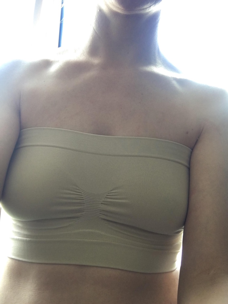 Топ хорошего качества, цвет телесный, на ОГ100 L подошла, сидит плотно. 