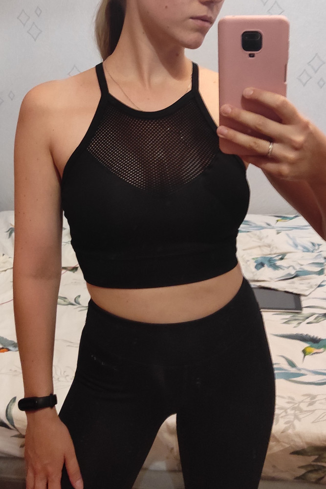 Отлично держит грудь, вниз не нужно надевать спортивный лиф, смотрится стильно