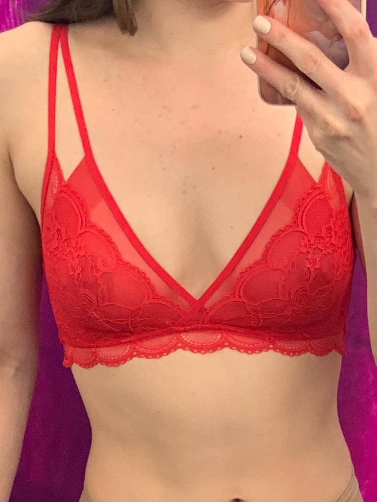 Соответствует размеру. У меня объём под грудью 75, объём по груди 88. Обычно ношу чашку 75 b. Подошёл размер S. Красивый, полупрозрачный. Оттенок алый, уходит в живую в розоватый подтон. Поддержки нет, лиф очень мягкий. Состоит как бы из 2 видов ткани: снизу сетка, сверху кружево. Застегивается на крючки. Дефектов нет. Низ к нему ещё не выбрала. Цена лифчика 888₽