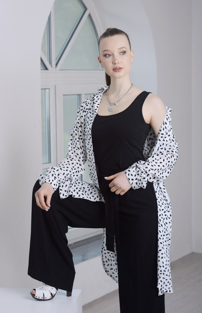 Прекрасная маечка, которая подходит ко всему. Покупала для фотосессии с нашими брюками 85587064 и рубашками 85391379. Маечка подошла ко всем комплектам. Спасибо!