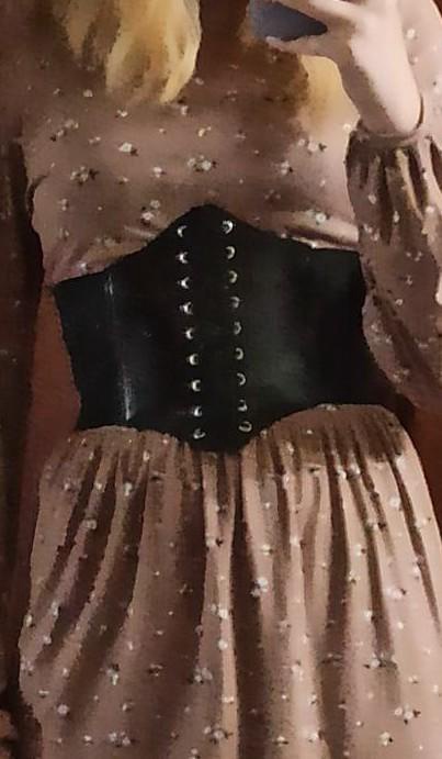 Корсет просто 10 из 10. Липучка чувствуется что крепкая и надёжная прошито всё классно. Подарок порадовал. А ещё с ним слегка сложновато криво стоять, но это плюс.