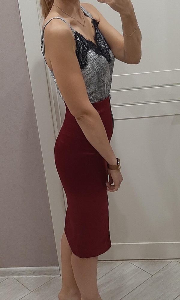 Юбка супер, брала м и л размер . М хорошо села сверху но обтягивает бедра что видно белье нужно подбирать чтоб не видно было, а размер Л хорошо села в бёдрах но верх свободен. Решила пока оставить размер М . И красная юбка хорошо смотрится с чёрной блузкой. Первые три фото размер М. Последние 2 фото размер Л. Мой рост 172 ,длина юбки отличная .