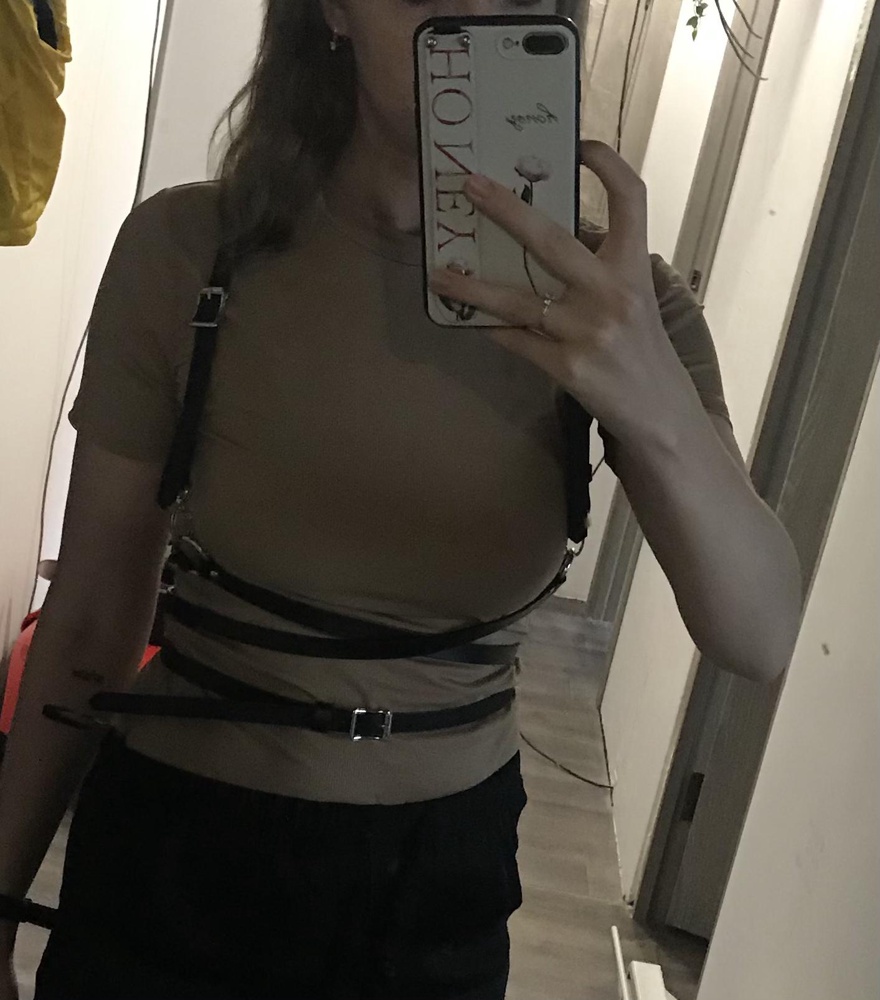 Отличная портупея, дополняет образ, везде регулируется, сморится стильно, подчёркивает талию и грудь)