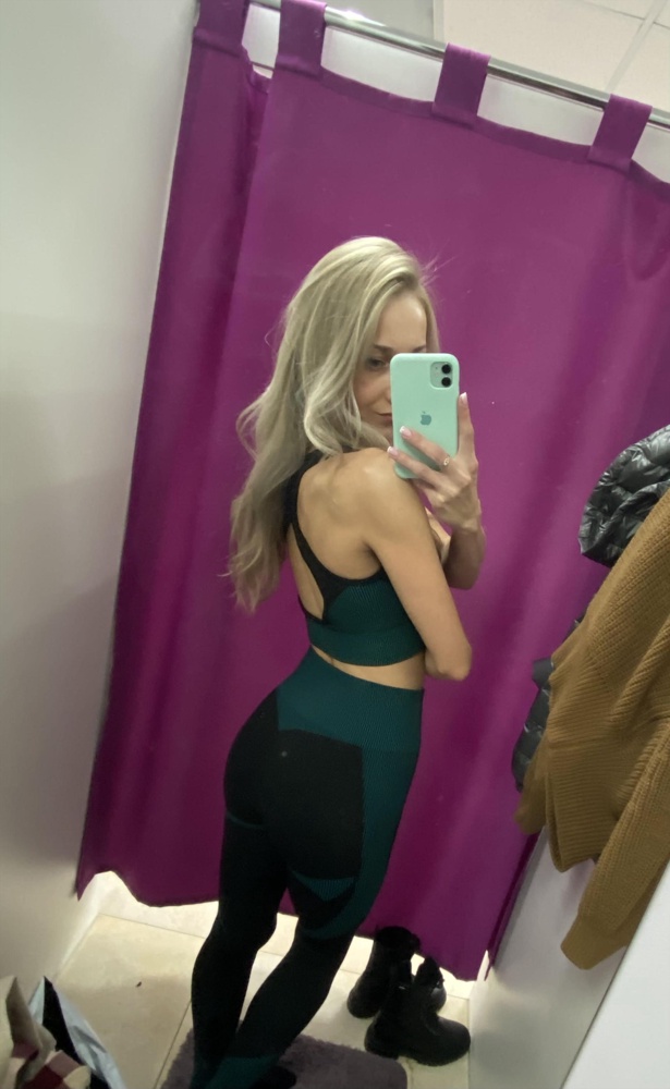 Костюм шикарный!) Очень плотный, но для растяжки самое то. Удобный, хорошо сидит, не давит, не перетягивает. На параметры 85-60-90  (мой размер XS) взяла M, тк перед этим S мерила очень сдавливало все. Да, нитки торчат, как писали ранее, но некритично. Покупкой довольна, советую!)