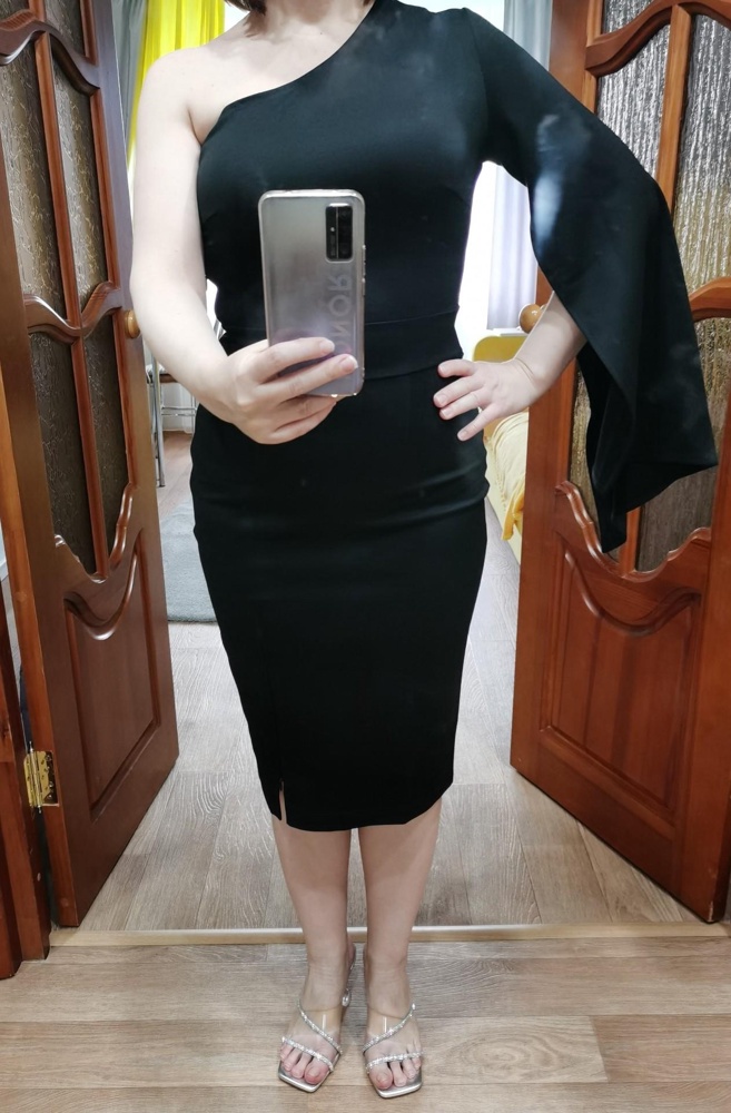 Платье стрейчевое, на размер М, заказала L, подошло идеально. На мой рост 158 ниже колен, но это даже лучше. Материал достойный, плотный, швы аккуратные, замки хорошие. Вобщем все понравилось. Смотриться красиво, скрывает недостатки. Покупкой очень довольна, спасибо!!!