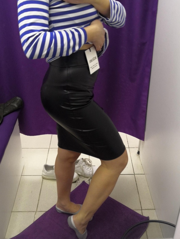 Юбка тонкая, лёгкая. Подчёркивает попу и бедра. Сверху тугая резинка. Отказ из-за того, что размер не подошёл. На худых, высоких девушках юбка будет просто супер!