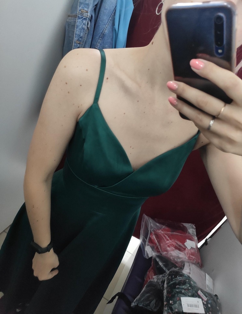 Просто моя мечта платья на выпускной в 2009 году) но и сейчас смотрится актуально. На мои параметры 89-70-94 (89 - это уже с пуш-апом) при росте 172 подошло идеально. Плотный скользящий материал. Швы отделаны очень качественно. Оч крутое.. Но, с учётом того, что оно мне нужно только на одно событие - не взяла, дорого( возможно пожалею об этом и вернусь к нему спустя время, если оно будет в наличии, конечно.