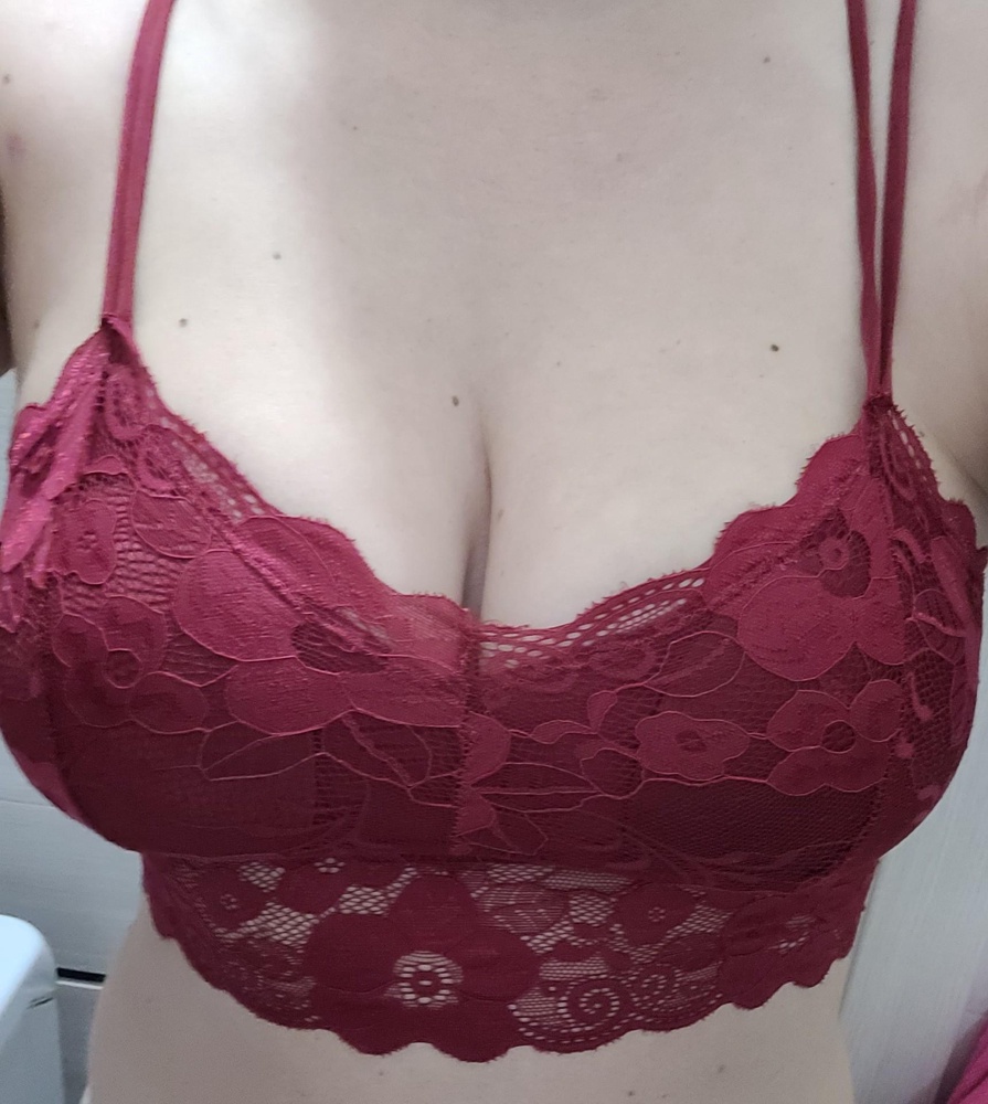 Очень приятный к телу, на 46 размер и большую грудь отлично, прилично поддерживает, цвет бордовый лучше,чем на картинке, ожидала худшее качество! ну если прям совсем придраться, лямки перекручиваются,т.к.тоненькие