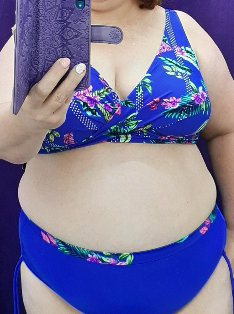 Великолепен. Яркий. Высокие трусики, хорошо держит грудь, а моя уже висит((( очень много перемерила тут на WB  и этот по бюсту мне понравился больше всех. На свой 60 брала 58. И можно было взять ещё меньше на размер. На фото не такой яркий , в реальности яркий