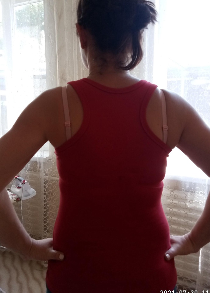 Майка плотный эластичный трикотаж,держащий форму,,супер,брала еще черную,,также хороша👍на фото цвет получился прям красный,но на самом деле он более приглушенный,очень красивый.