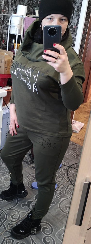 Отличный костюм, выбирала под цвет куртки, цвет соответствует. Что касается самого костюма-нареканий нет, строчки ровные, размер соответствует. Ношу 50, взяла 52 и прям рада, такой свободненький. Если не любите свободно, то берите именно свой размер.