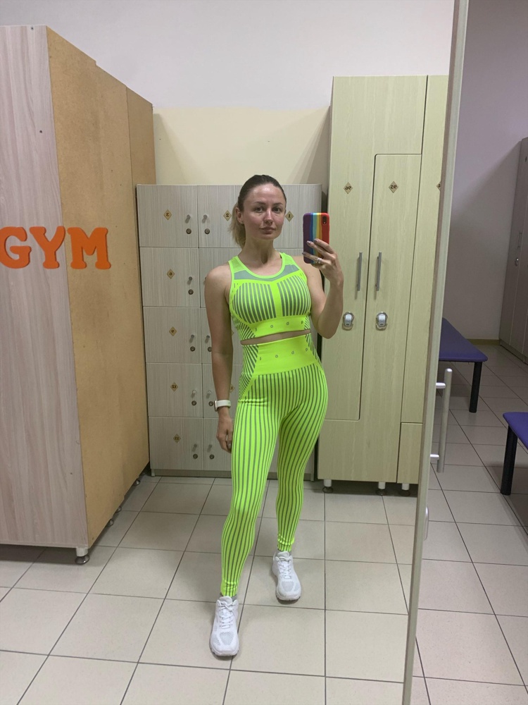 Отличный топ, брала вместе с тайтсами, хорошо тянется, мягкий, комфортный, на мои параметры 85-65-90 брала размер 42, сел отлично 