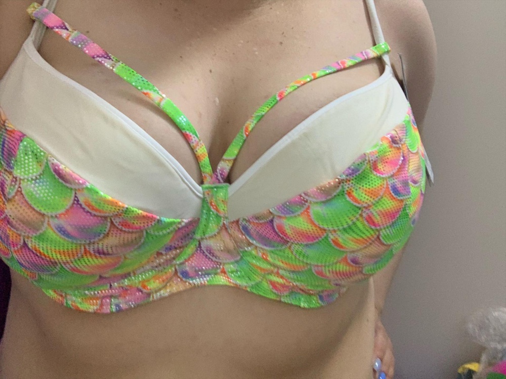 Топорщится ткань на лифе, хотя по размеру отлично, то есть поролон сел идеально, а вот верхняя ткань нет,  хотела взять и немного подшить, но все же решила отказаться и перезаказать другой комплект (вдруг повезёт). Обычно ношу 100D, но эта модель подошла 95Е