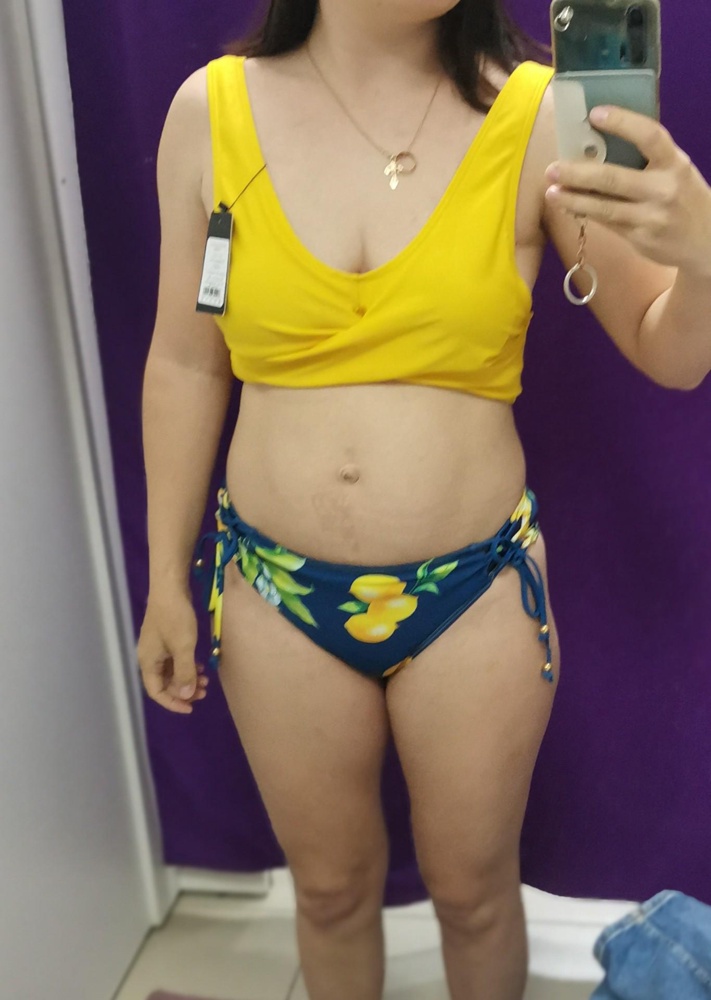 Цвет красивый, не много отличается, не критично. У топа слишком длинные ляпки, которые не регулируются,  размер топа не соответствует, большемерит. Трусы подошли нормально.