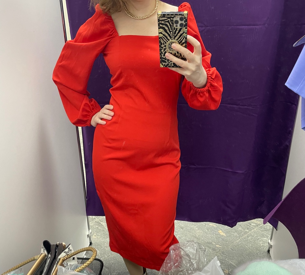 На мои 88-70-97см рост 161см подошло отлично, есть запас, не обтягивает. Красивое платье. Ткань тянется, но форму держит, не трикотаж. Спасибо!