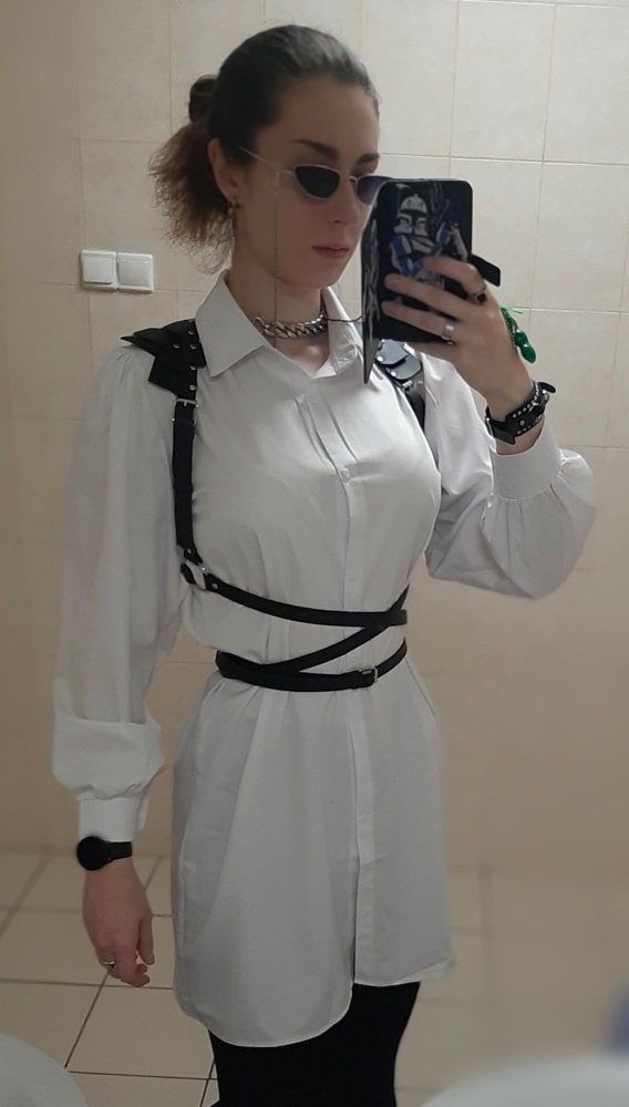 Классная портупея, хорошее качество кожи, но первые две носки немного линяла и все плечи были в чёрном ворсе. На ОТ 74 и рост 184, наверное, можно было рискнуть взять размер поменьше, т.к. получается слишком большой хвостик и всего одна свободная дырка, чтобы затянуть потуже, а плечи пришлось затянуть на самую последнюю. Рекомендую к приобретению.